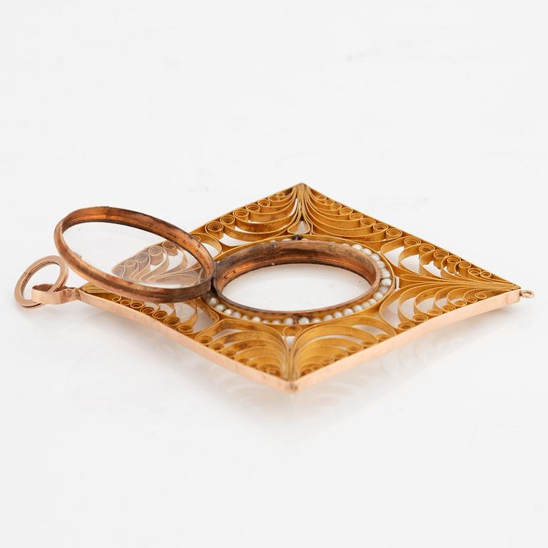 Pendant in gold filigree with frame, seed pearls, and glass.