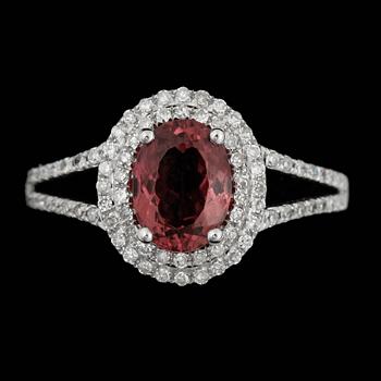 RING, 14k vitguld med oval rosa turmalin ca 1,8 ct samt  krans av briljantslipade diamanter ca0,43ct. Vikt ca 2,7 gram.