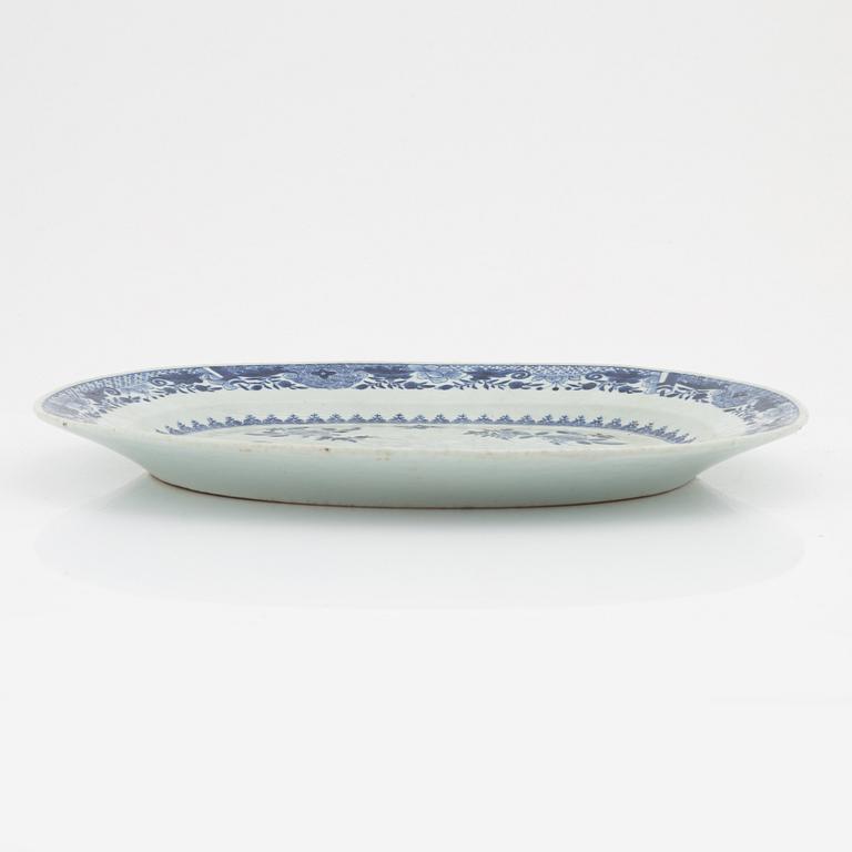 A blue and white serving dish, Qing dynasty, Qianlong (1736-95).