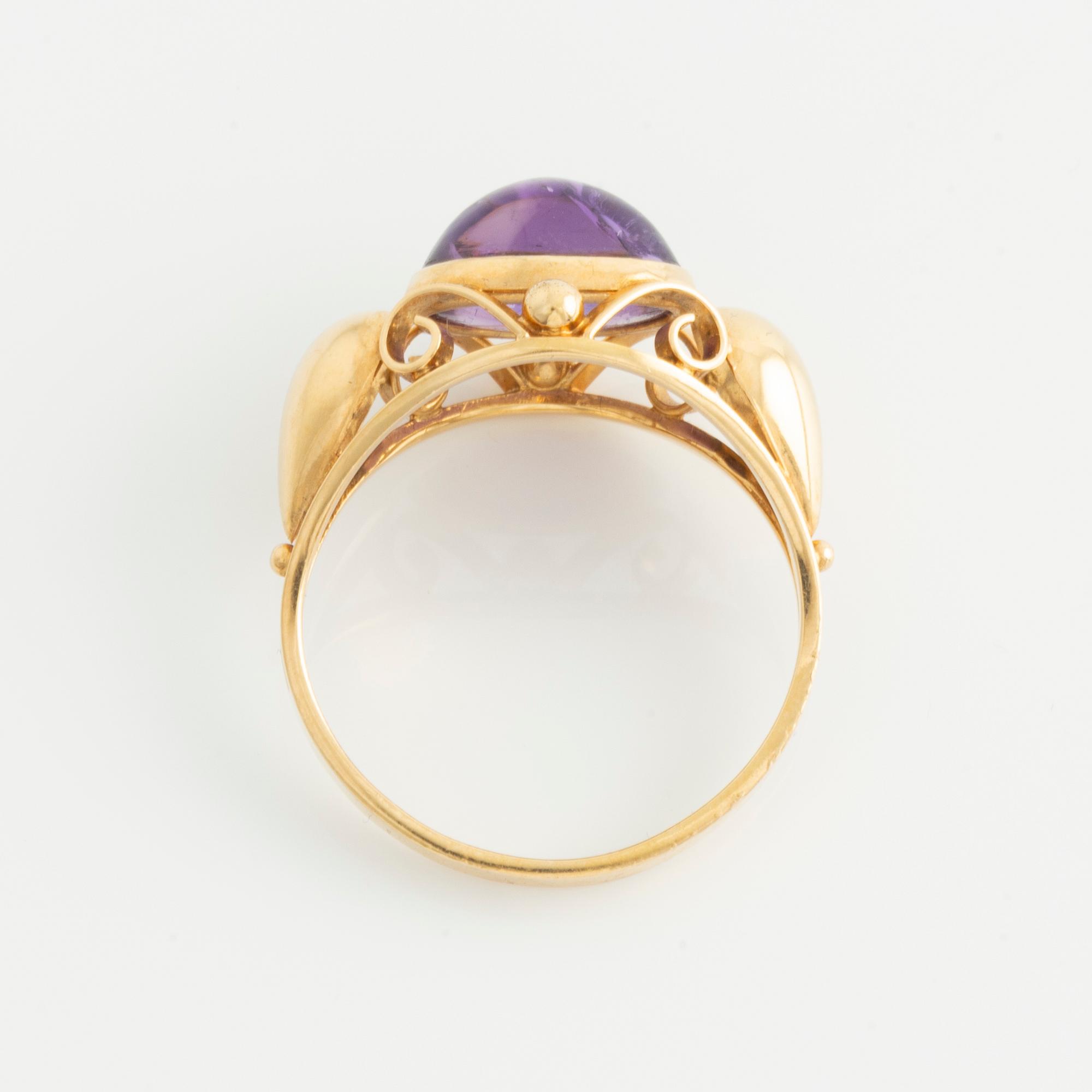Bracelet and ring, 18K gold with cabochon-cut amethysts.