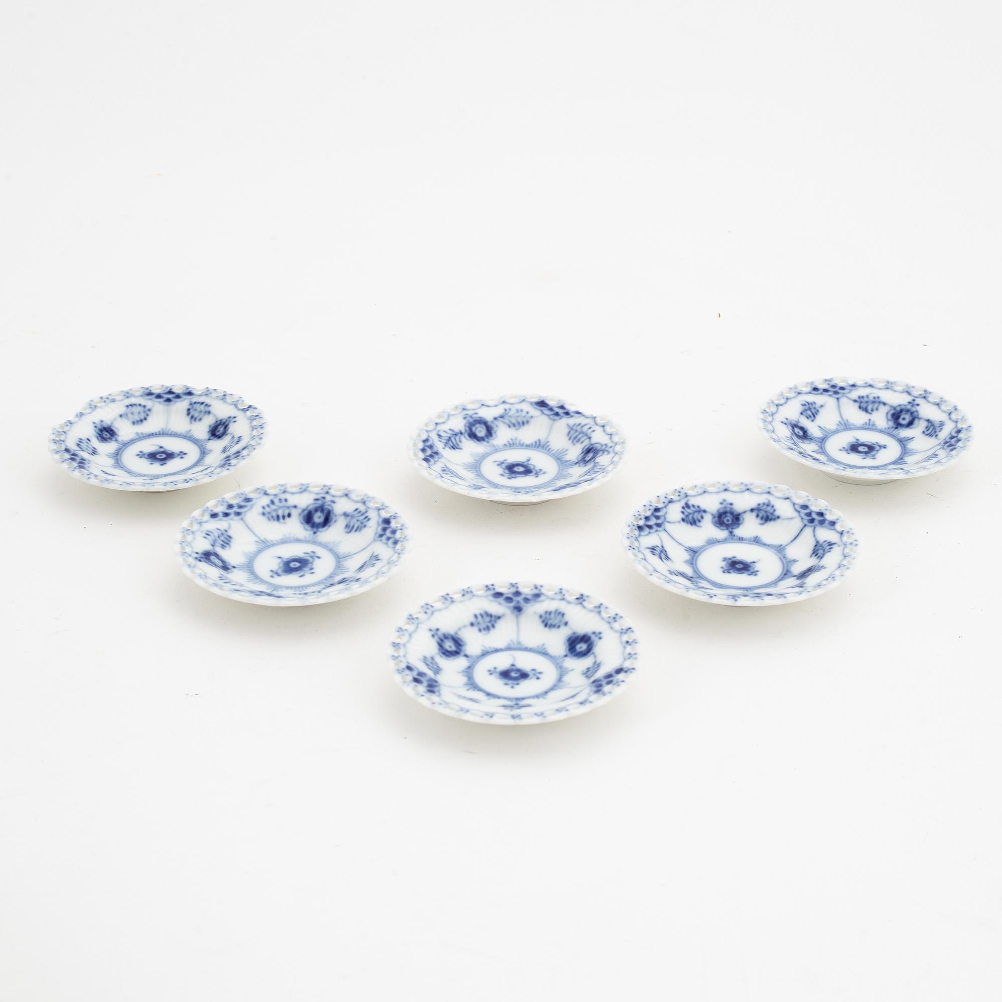 Matservis, 107 delar, porslin, "Musselmalet", Royal Copenhagen, Danmark.