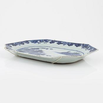 A Chinese blue and white porcelain charger, Qing dynasty, Qianlong (1736-95).