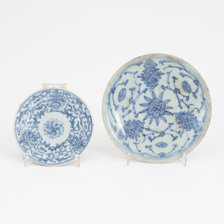 A group of 12 Chinese porcelain small dishes, late Qing dynasty, late 19th Century or around the year 1900.