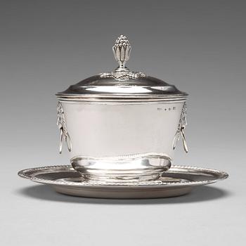138. Johan Petter Grönvall, skål/terrin med lock och fat, silver, Stockholm 1823.