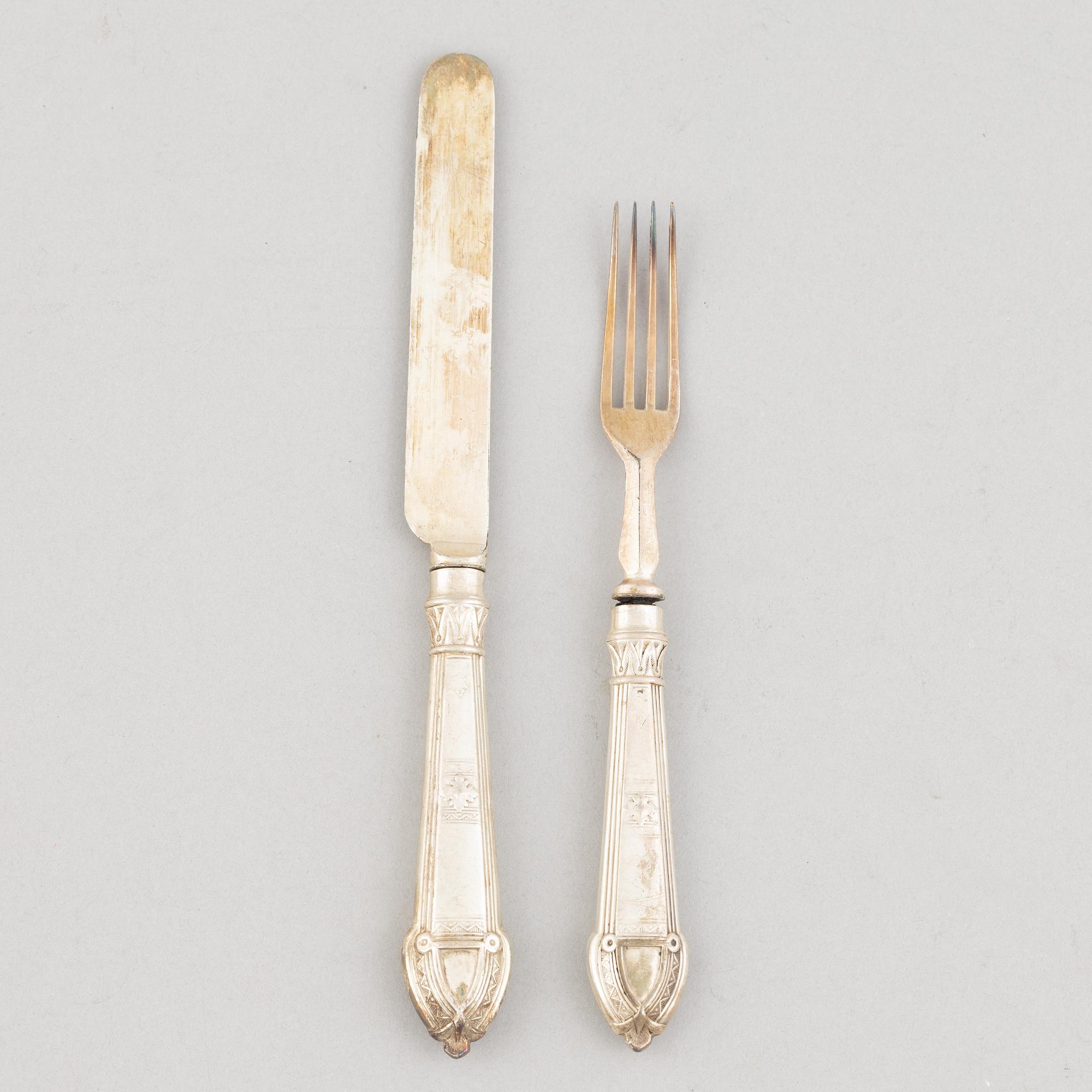 A silver cutlery set, 'Kings Pattern',mark of Aaron Hatfield & Sons, Sheffield, England, circa mid-19th Century (12 pcs).