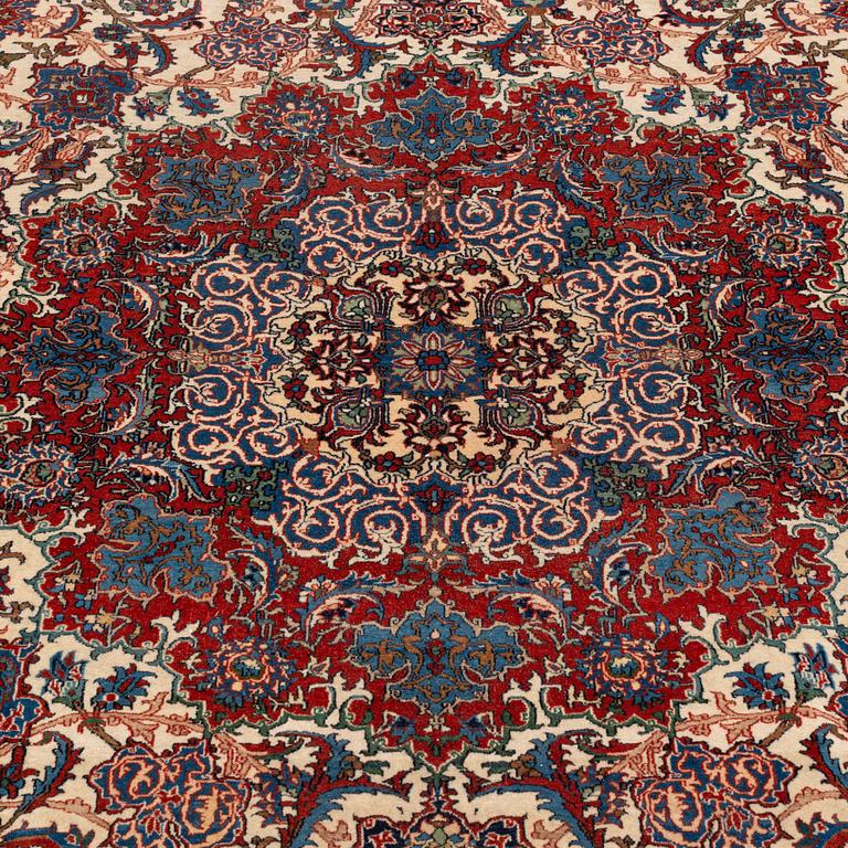 A semi-antique Isfahan carpet, ca 352 x 256 cm.