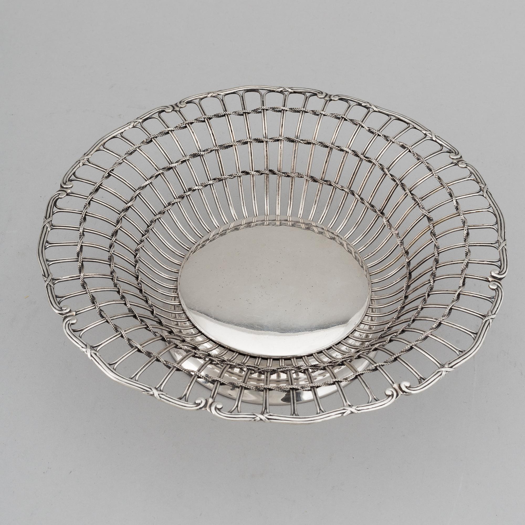 A pair of Swedish early 20th century silver baskets, mark of CG Hallberg, Stockholm 1912.