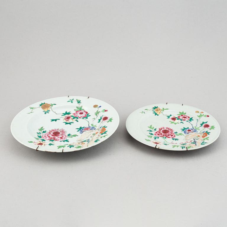 A set of 5 famille rose dinner plates, Qing dynasty, Qianlong (1736-95).