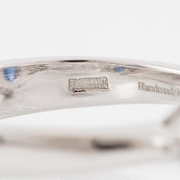 Damiani ring platina med en fasettslipad safir samt triangulära- och runda briljantslipade diamanter.