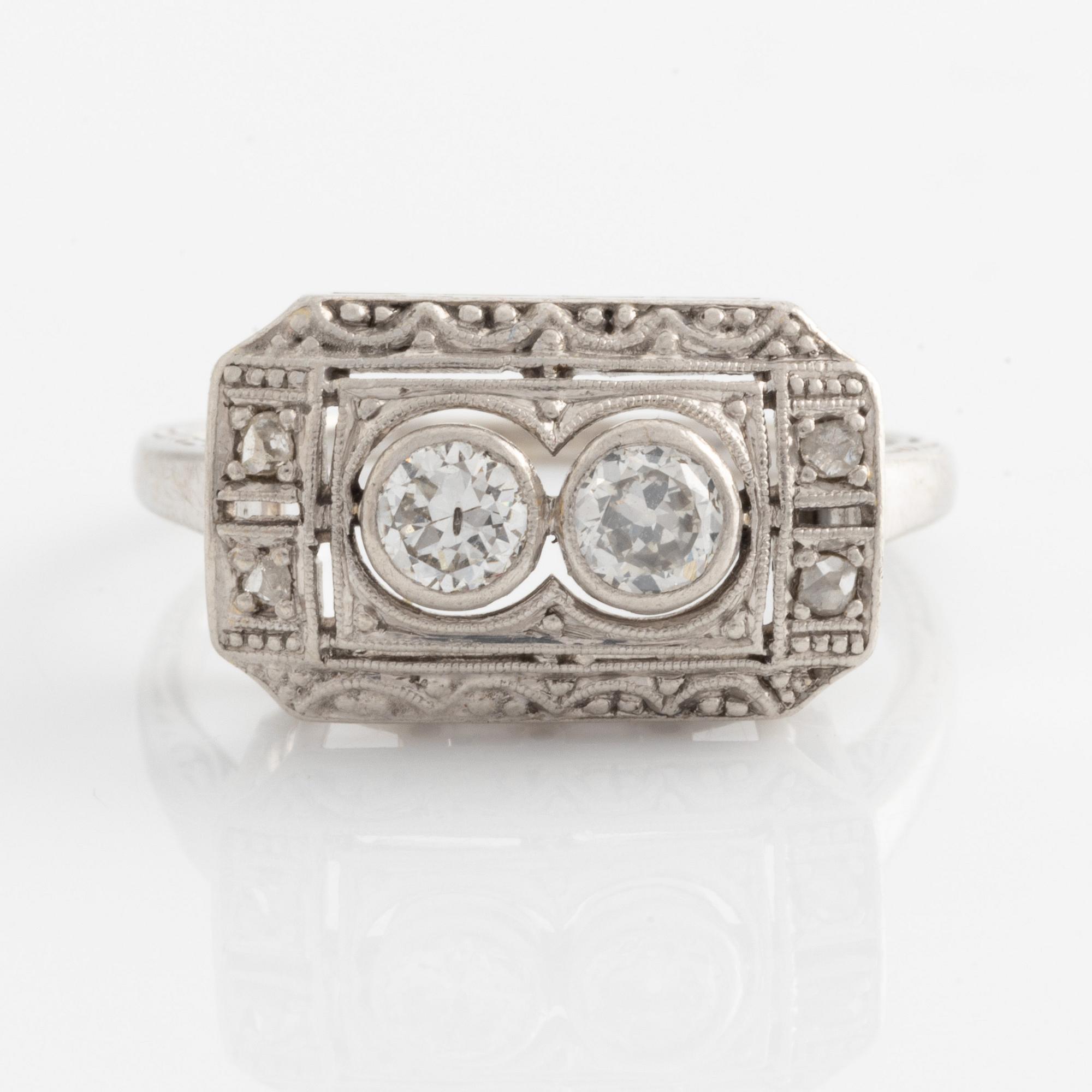 Ring med två briljantslipade diamanter.