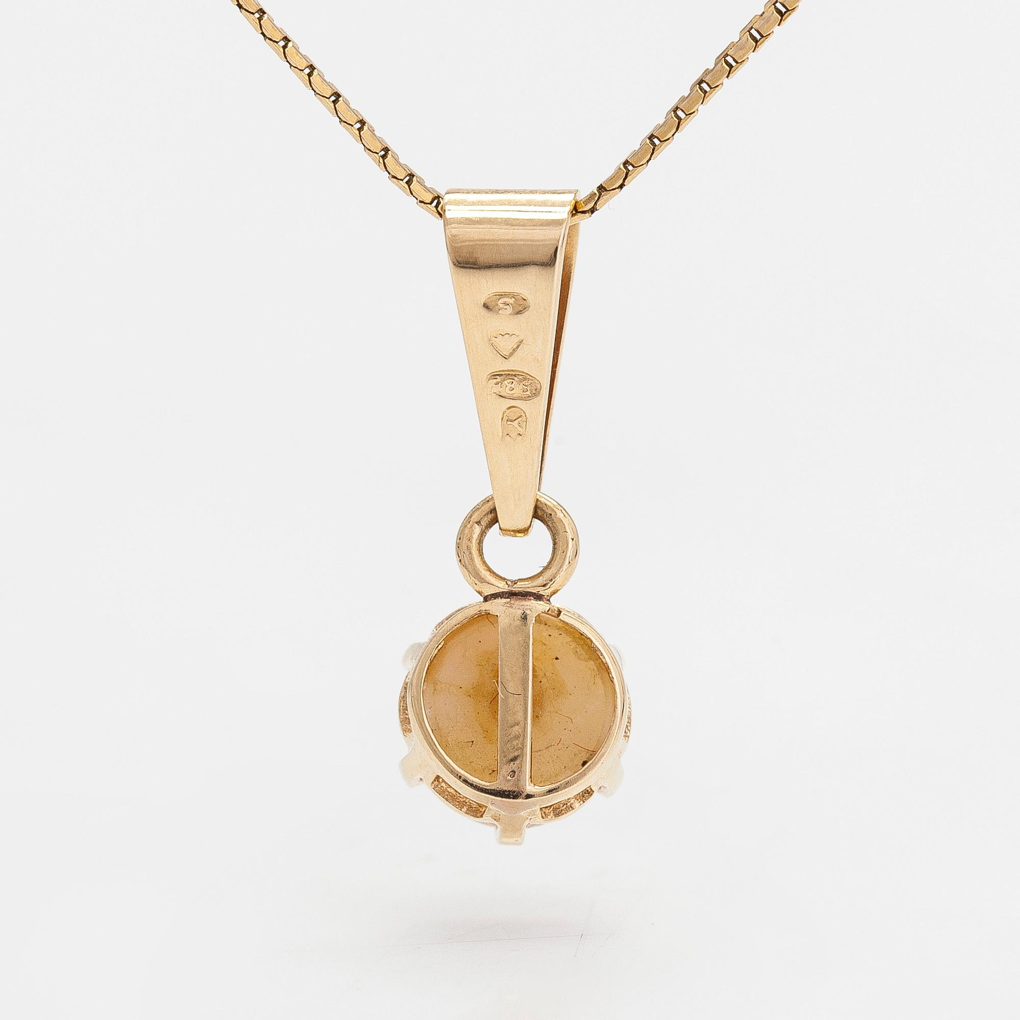 Necklace with a pearl pendant in 14K gold. Finnish hallmarks from 1976 and 1983.