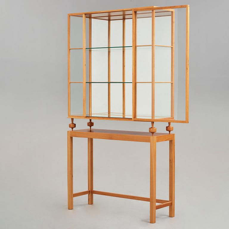 Josef Frank, vitrinskåp, Firma Svenskt Tenn, modell 2077.