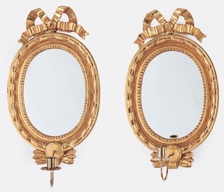 SPEGELLAMPETTER, ett par, gustaviansk stil, 1900-talets mitt.