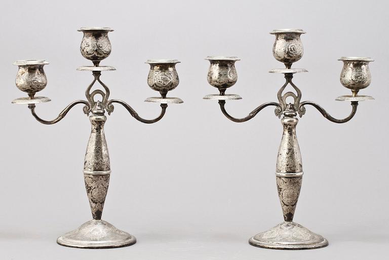 KANDELABRAR, ett par, silver, orientaliska, 1900-talets första hälft. Tot. v. ca 1515 g.