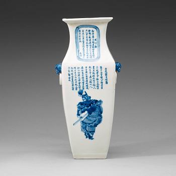 A blue and white vase, late Qing dynasty.