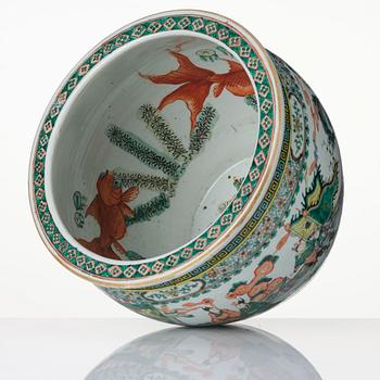 A large famille verte fish basin, Qing dynasty, 19th century.