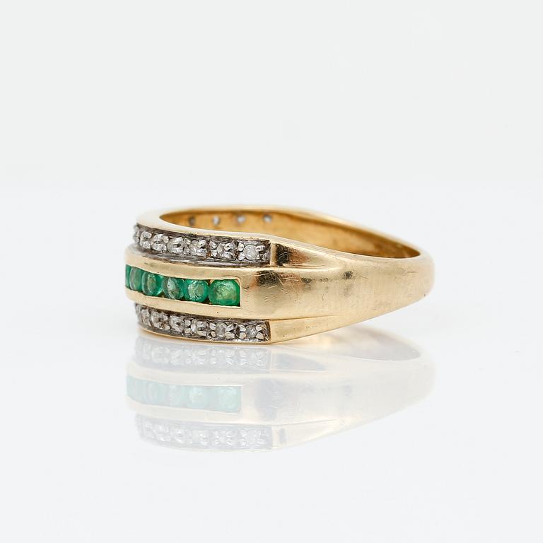 RING, 9K guld med åttkanslipade diamanter tot ca 0,20 ct samt rundslipade smaragder. Vikt ca 2,66 g.