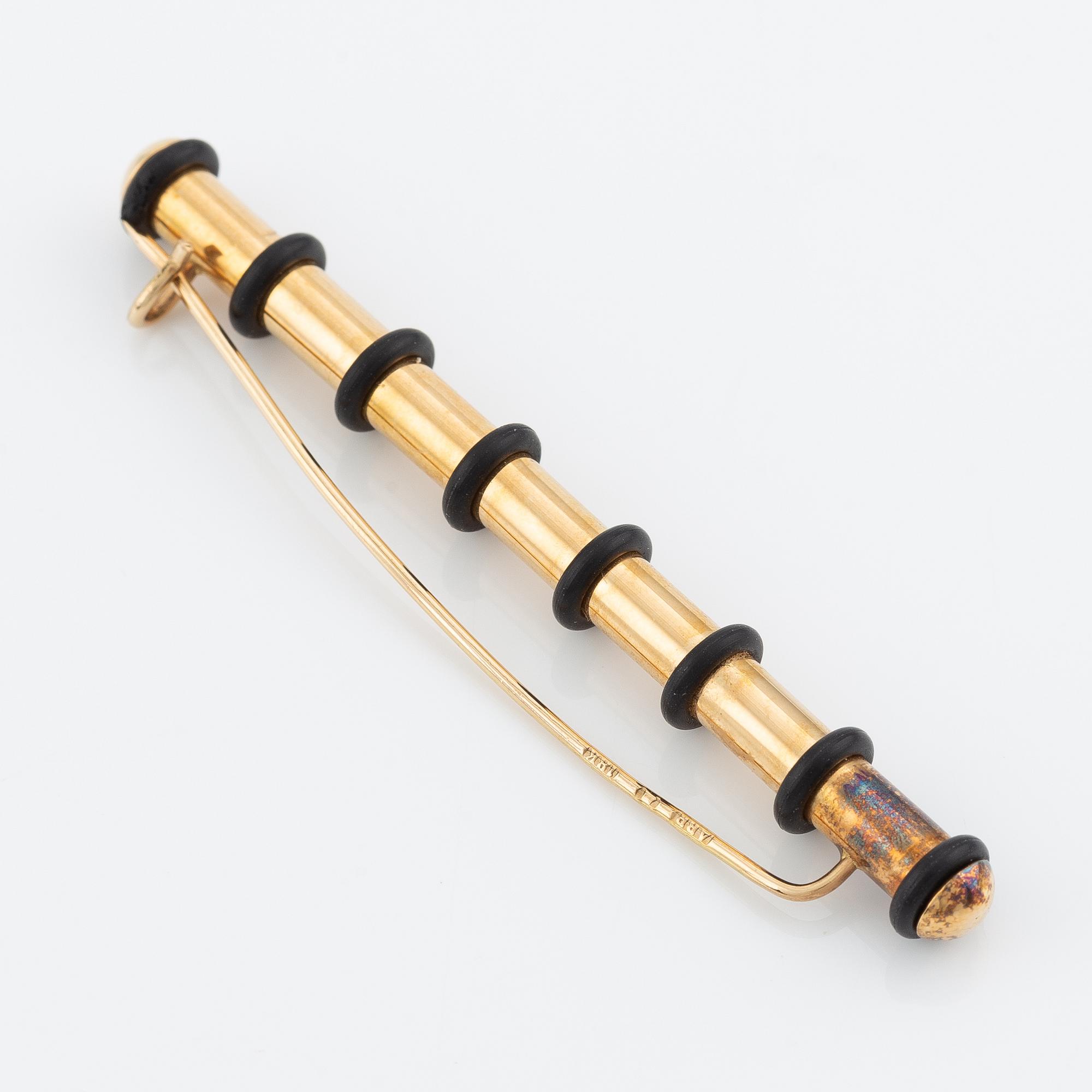 Annika Bertilsdotter brooch in 18K gold with rubber details.