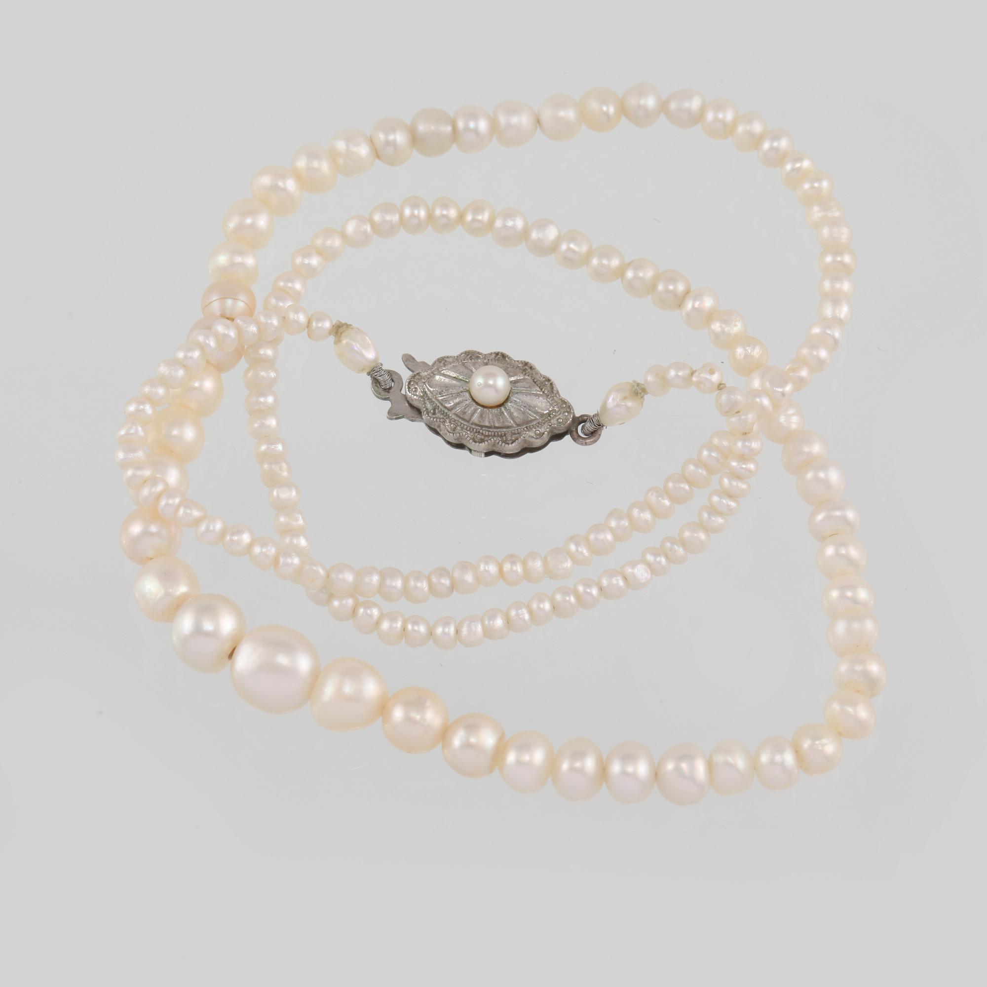 COLLIER, odlade pärlor med lås i silver.