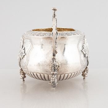 A silver jardinière, 20th century.