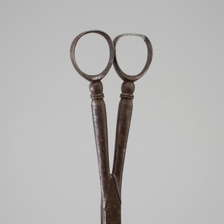 AN 18TH CENTURY CAST IRON PAIR OF SCISSORS.