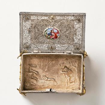 Skrin, delvis förgyllt silver, målad emaljmedaljong samt ädelstenar, filigranarbete, Nordeuropa, sent 1600-tal.