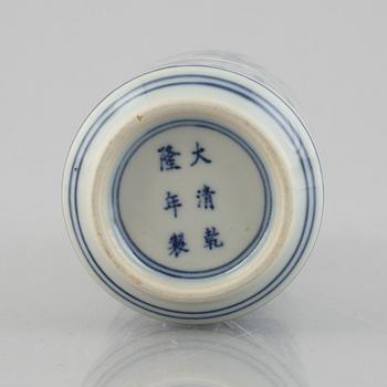 A blue and white porcelain flask, late Qing dynasty.