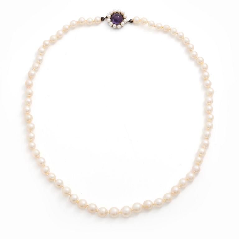 Necklace with graduated cultured pearls, silver clasp with a cabochon-cut amethyst.