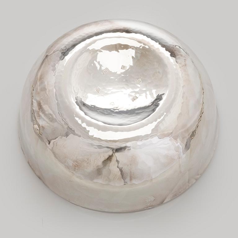 A. Tillander, skål, sterlingsilver och emalj. Helsingfors 2005.