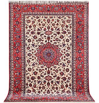 An Esfahan carpet, c. 320 x 208 cm.