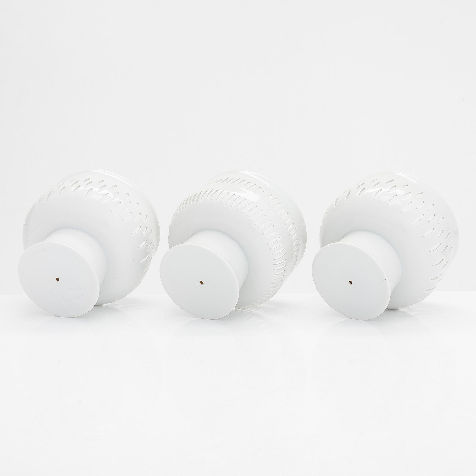 Friedl Holzer-Kjellberg, three porcelain candle holders and a "Helmi" plate, Arabia, 1970s.