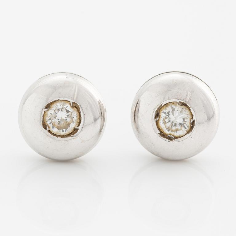 Örhängen, ett par, vitguld med briljantslipade diamanter.