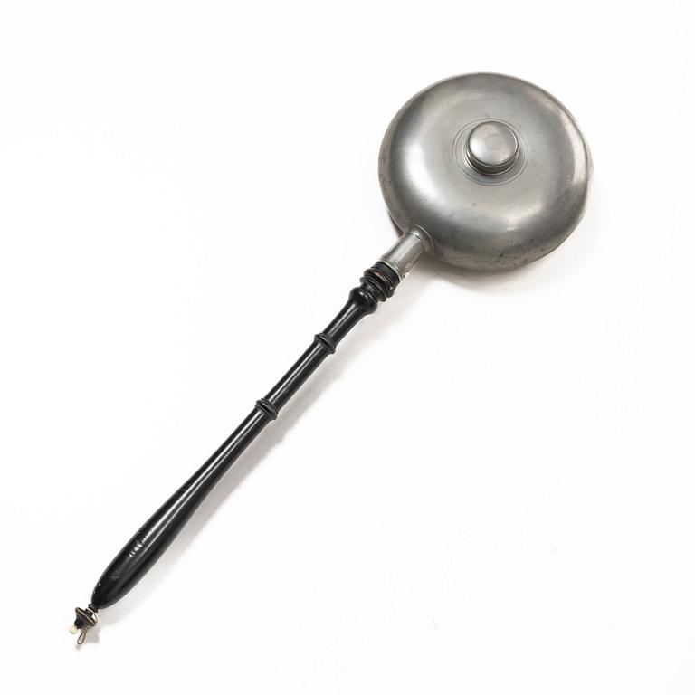 Sängvärmare, stämplad Nils  Abraham Santesson, Stockholm, 1861.