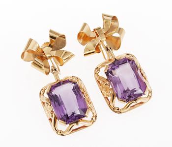 571. EARRINGS, gold and amethysts. 1948.