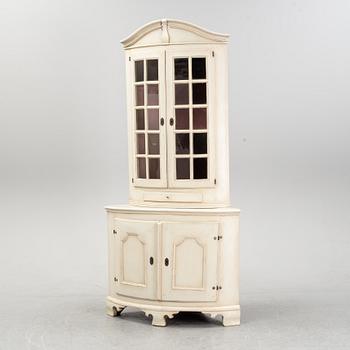 Hörnvitrinskåp, 1700-tal.