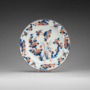 1494. A large imari dish, Qing dynasty, Kangxi (1662-1722).