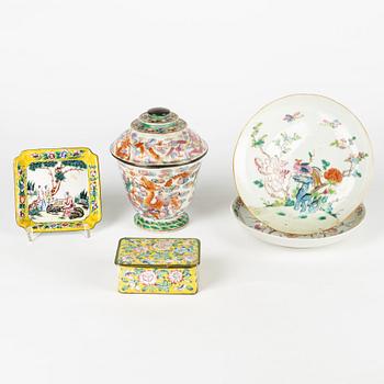 Two porcelain dishes and a jar with cover. An enamel on copper coaster and cigarette case. China, late Qingdynasty/20th.