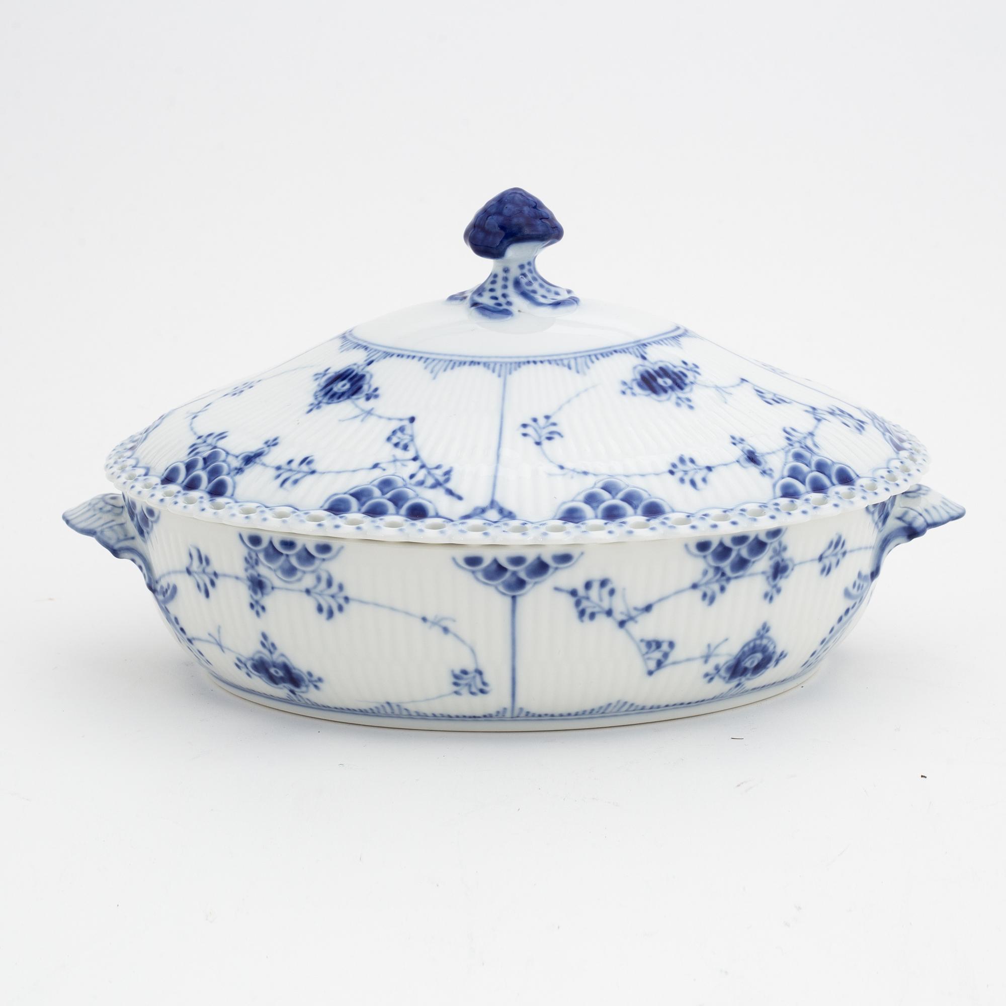 Matservis, 107 delar, porslin, "Musselmalet", Royal Copenhagen, Danmark.
