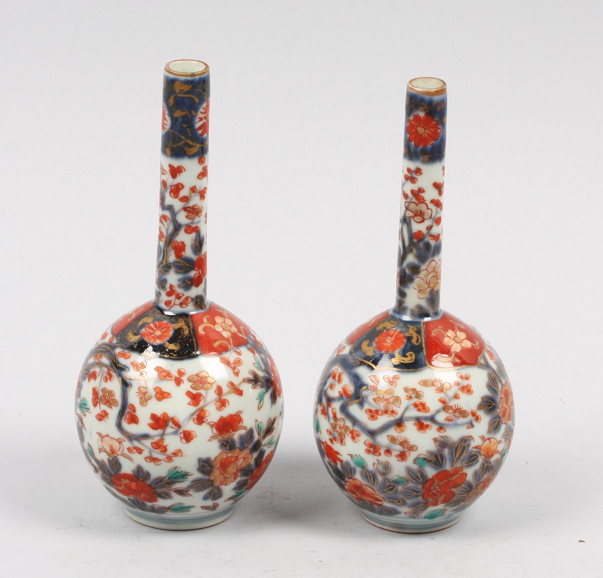 VASER, ett par. Porslin. Imari.
