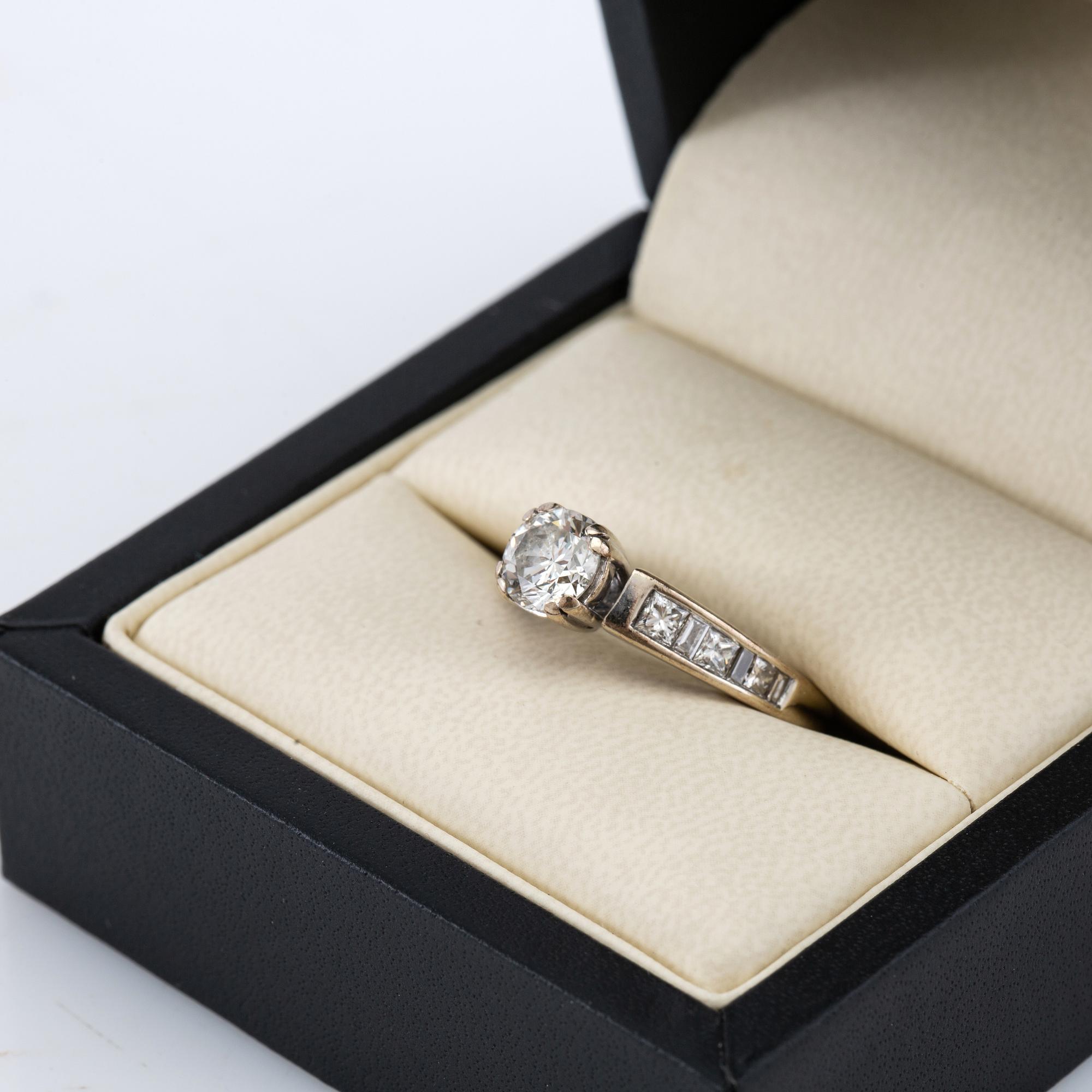 Ring 14K white gold set with a round brilliant-cut diamond, as well as princess-cut and baguette-cut diamonds.