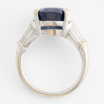 Ring in 18K white gold with a faceted oval sapphire and modified baguette-cut diamonds.