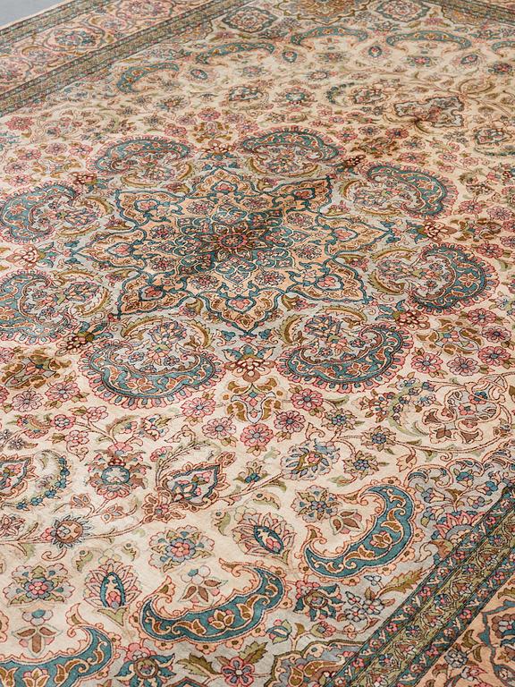 MATTO, an old silk Turkey, ca 428 x 299-307 cm.