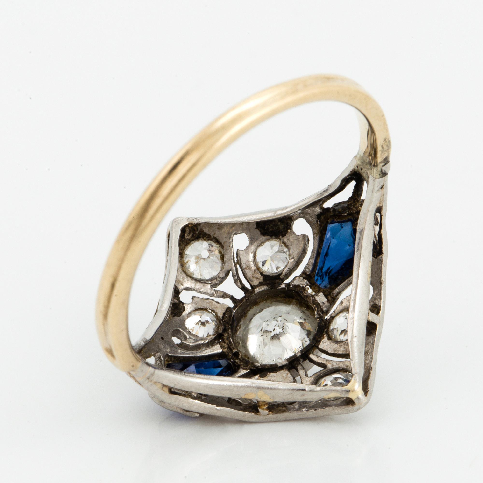 RING, med gammalslipade diamanter och troligen syntetiska safirer.