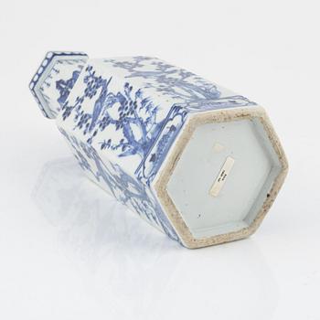 A blue and white porcelain case, China, Qingdynasty, 19th century.
