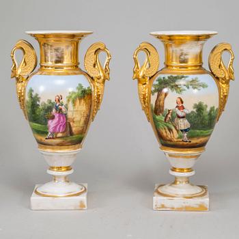 A pair porcelaine decorative vases, first half of the 19th century.
