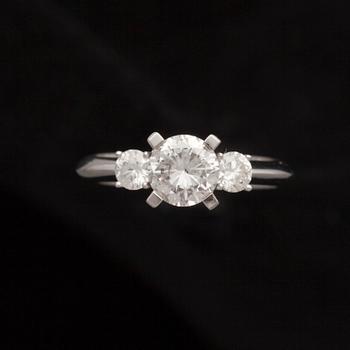 RING, vitguld 18K, briljantslipade diamanter 1,13 ct, 2 x 0,21 ct. Vikt 4,13 g.