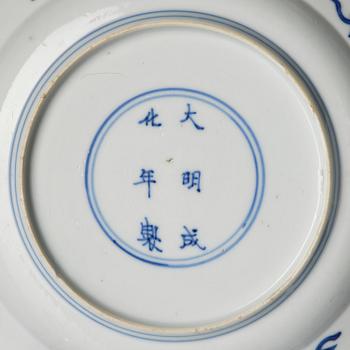 A pair of blue and white 'dragon' dishes, Qing dynasty, Kangxi (1662-1722).