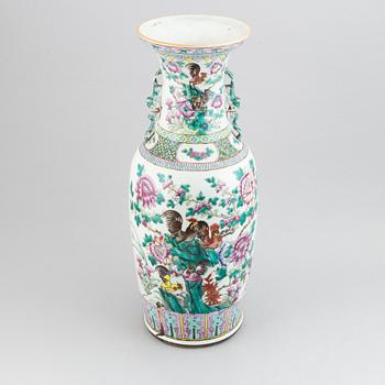 A Chinese famille rose floor vase, Qing dynasty, late 19th century.