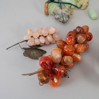 DRUVSKULPTURER, nefrit, rosenkvarts, bergkristall samt rödaktig sten. Kina, 1900-tal.