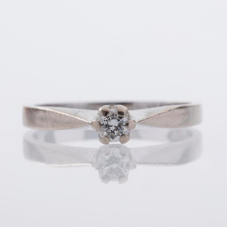 RING, 18K vitguld med briljantslipad diamant ca 0.10 ct. Gustaf Dahlgren, Malmö, 1973.